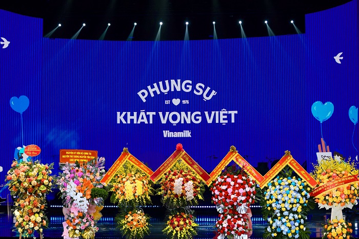 Vinamilk vô cùng vinh dự và tự hào được đón nhận những lẵng hoa chúc mừng từ lãnh đạo, nguyên lãnh đạo Đảng và Nhà nước (Ảnh: Minh Anh).