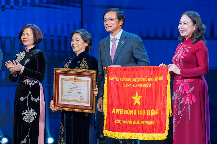 Bí thư Trung ương Đảng, Phó Chủ tịch nước Võ Thị Ánh Xuân (áo dài đỏ) đại diện Đảng và Nhà nước trao tặng danh hiệu Anh hùng Lao động lần thứ hai cho tập thể Vinamilk (Ảnh: Minh Anh).