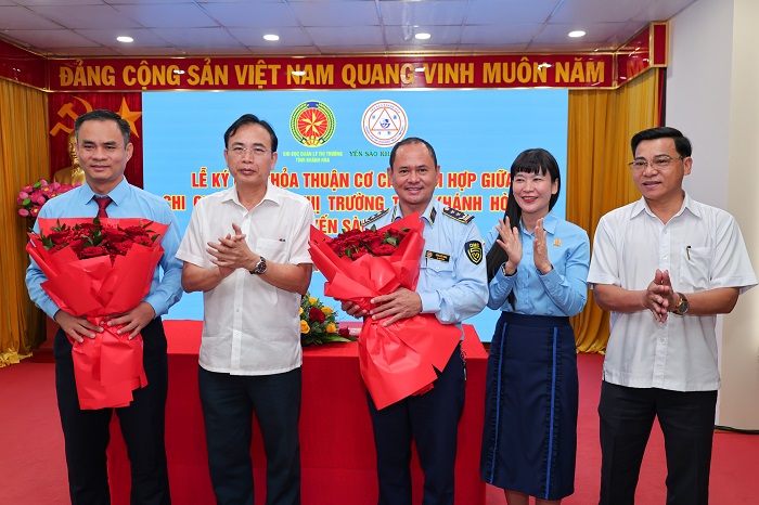 Ban tổ chức tặng hoa chúc mừng hai đơn vị. 