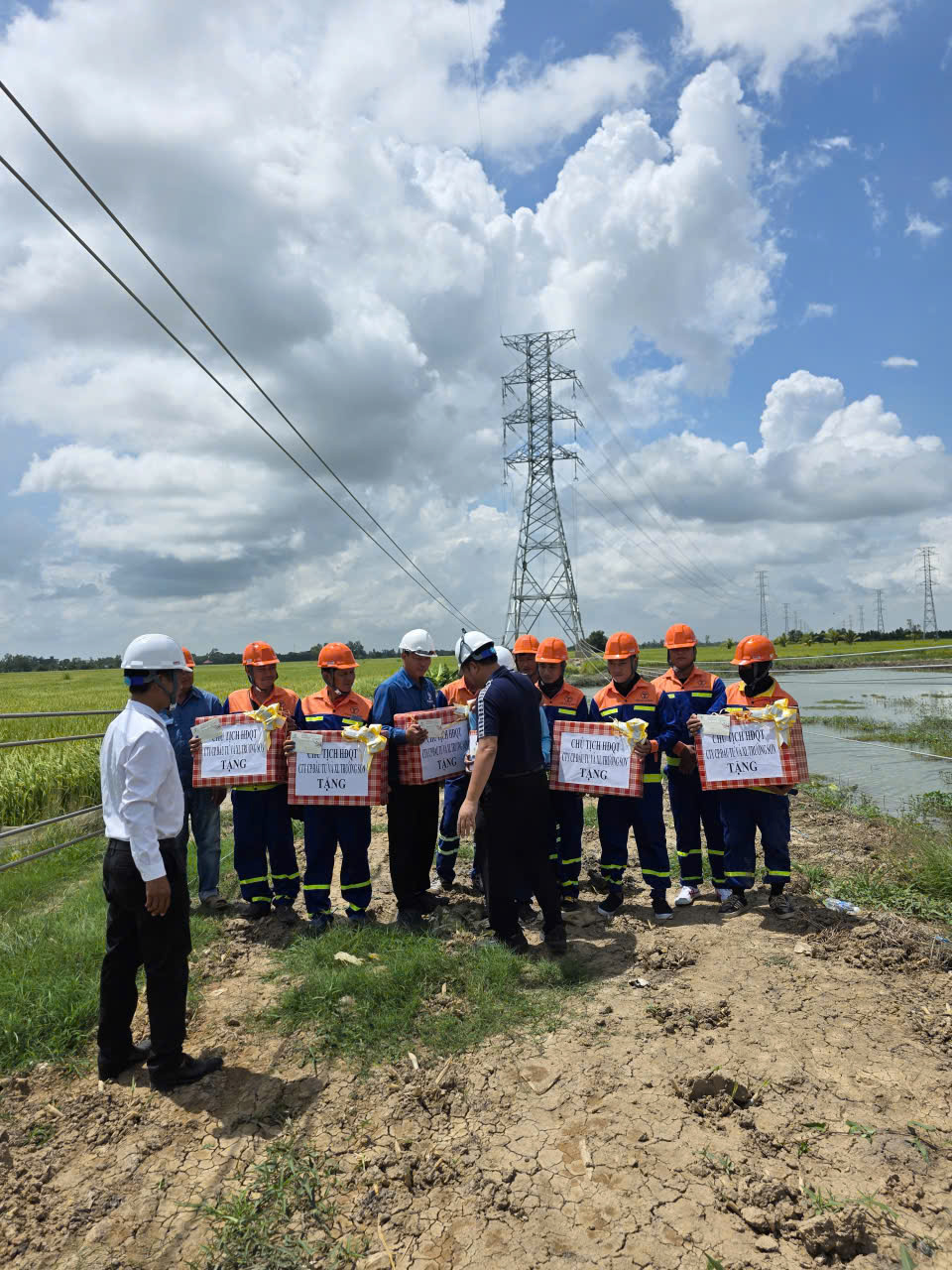 Chủ tịch HĐQT Trường Sơn (TSA) trực tiếp tới công trường, động viên cán bộ nhân viên đẩy nhanh tiến độ Dự án đường dây 110kV Châu Đốc – Cái Dầu