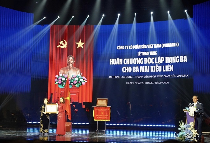 Bí thư Trung ương Đảng, Phó Chủ tịch Nước CHXHCN Việt Nam bà Võ Thị Ánh Xuân trao Huân chương Độc lập hạng Ba tặng bà Mai Kiều Liên - Anh hùng Lao động, Thành viên Hội đồng quản trị, Tổng giám đốc Vinamilk. Ảnh: Vinamilk