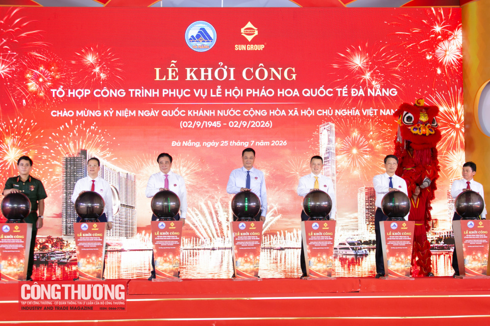 Các đại biểu thực hiện nghi thức nhấn nút khởi công dự án