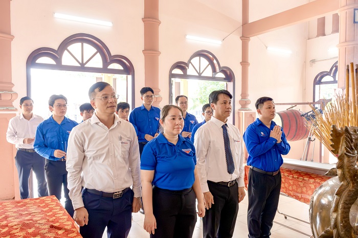 Công ty EPS tham gia chương trình dâng hương tưởng niệm tại Đền thờ Liệt sĩ Phường Phú Mỹ