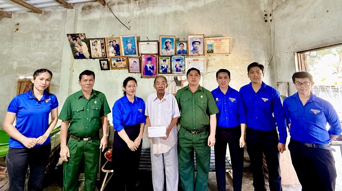 Chi đoàn Khối sửa chữa Vĩnh Tân thăm hỏi, tặng quà cho thương bệnh binh, gia đình chính sách tại xã Vĩnh Hảo (Lâm Đồng)