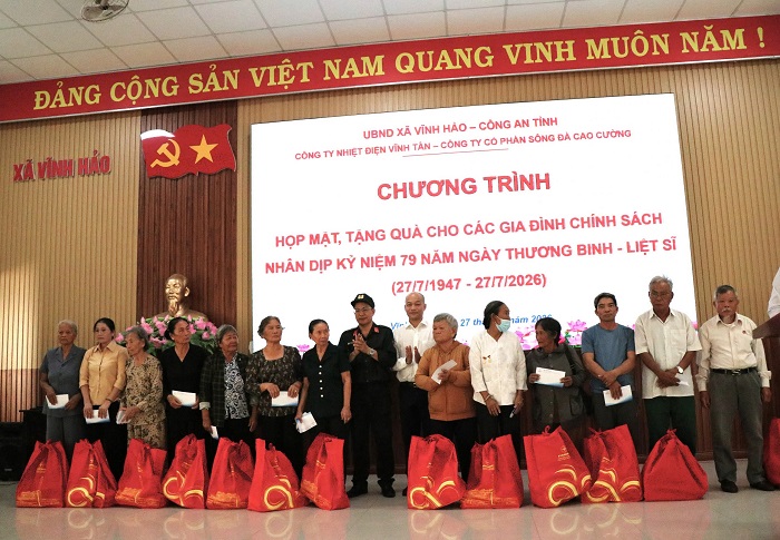 Đại diện lãnh đạo Công ty Nhiệt điện Vĩnh Tân và Phòng Cảnh sát cơ động, Công an tỉnh Lâm Đồng tặng quà cho các gia đình chính sách xã Vĩnh Hảo