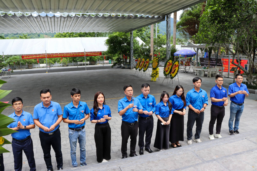 Đoàn Thanh niên Công ty TNHH MTV Vận hành hệ thống điện và thị trường điện Quốc gia (NSMO), Trung tâm Điều độ Hệ thống điện miền Bắc (NSO) và Công ty Cổ phần Năng lượng Bitexco - Cụm Thủy điện Sông Lô đã thành kính dâng hương, dâng hoa tưởng niệm các Anh hùng liệt sĩ