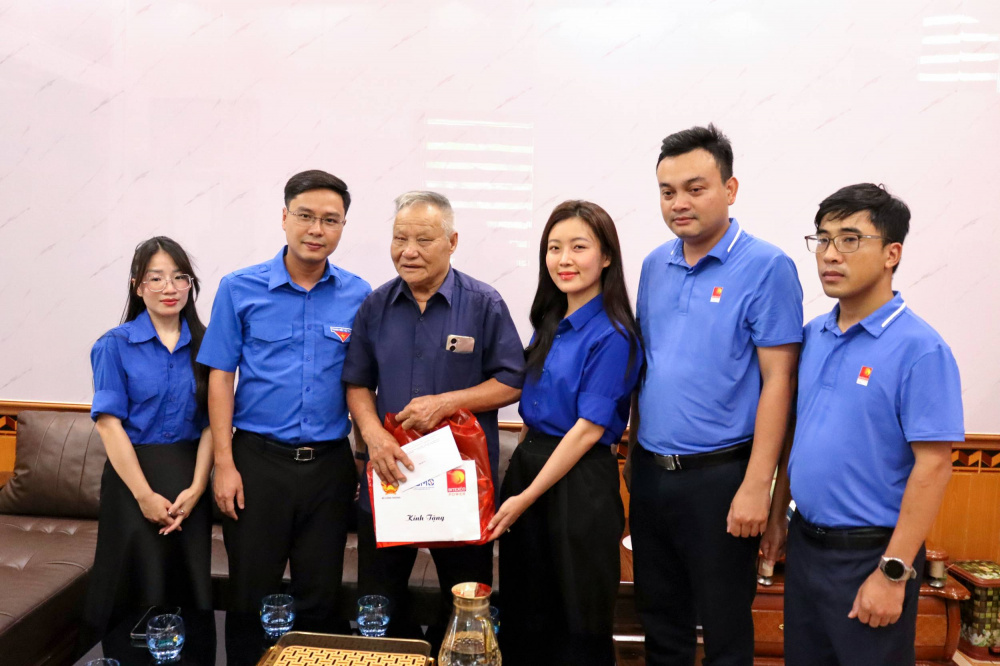 Chương trình tặng quà các gia đình có công với Cách mạng nhân dịp 79 năm Ngày Thương binh - Liệt sĩ