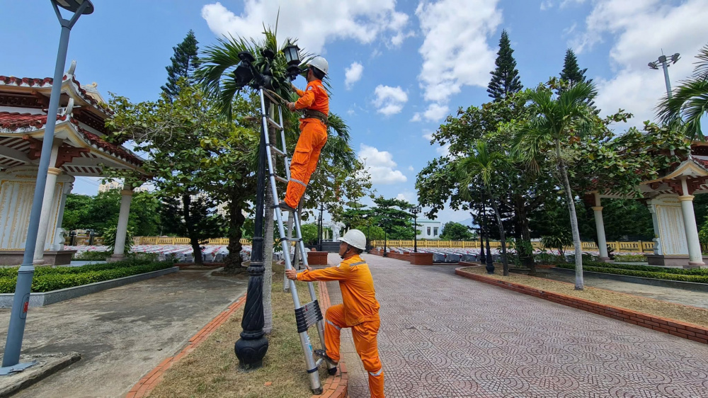 Đoàn dâng hương tại Nghĩa trang Liệt sĩ Hòa Hiệp, phường Hải Vân