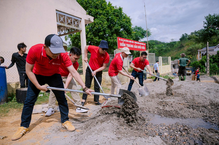 Các SeABanker thực hiện công trình Con đường đến trường tại điểm trường Suối Cuốc