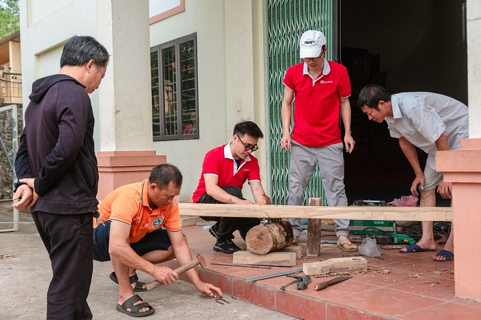 SeABankers làm bập bênh cho các em nhỏ tại điểm trường mầm non Xéo tả 2