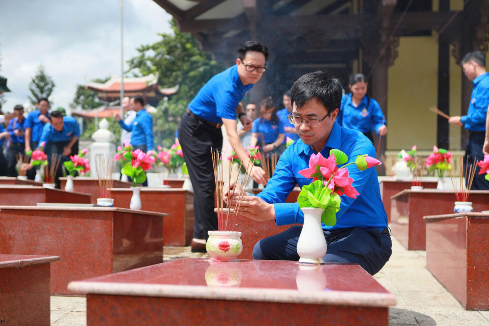 Tuổi trẻ Chính phủ phối hợp triển khai chuỗi hoạt động tri ân các anh hùng liệt sĩ và chăm lo an sinh xã hội tại Quảng Ngãi
