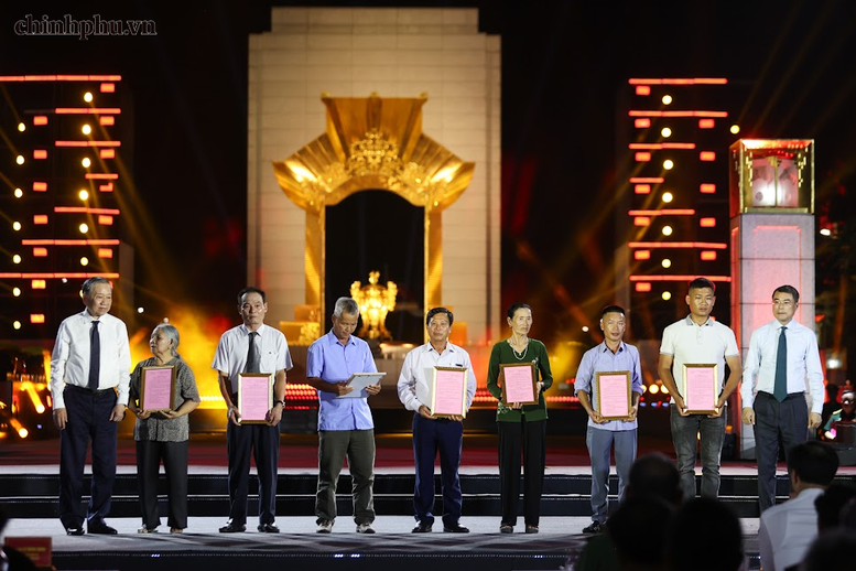 Description: Tổng Bí thư, Chủ tịch nước Tô Lâm dự Cầu truyền hình ‘Sao sáng dẫn đường’- Ảnh 10.