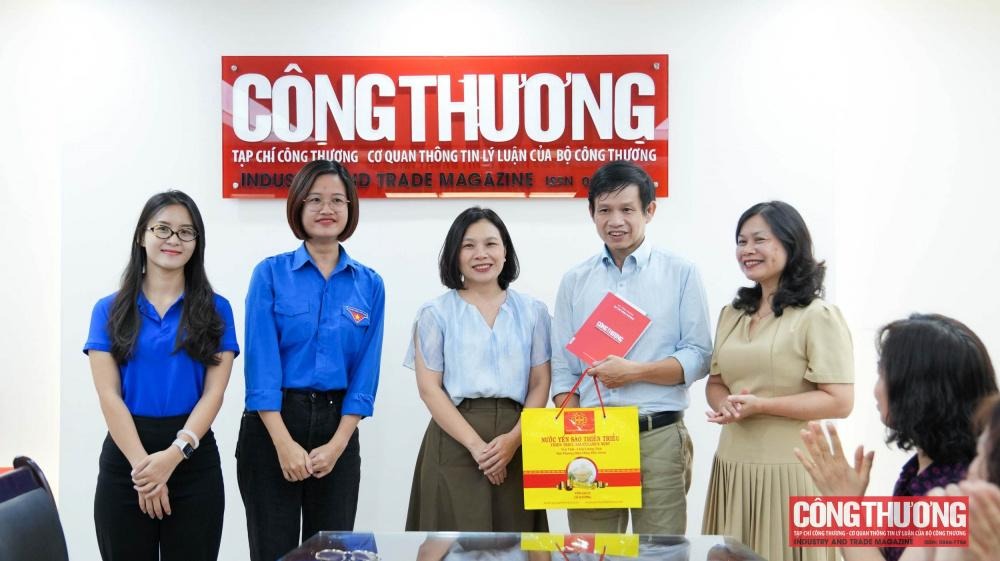 Tạp chí Công Thương gặp mặt, tri ân viên chức là thân nhân thương binh, liệt sĩ