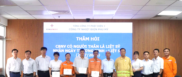 Tặng quà cho CBNV Nhiệt điên Phú Mỹ có người thân là liệt sỹ