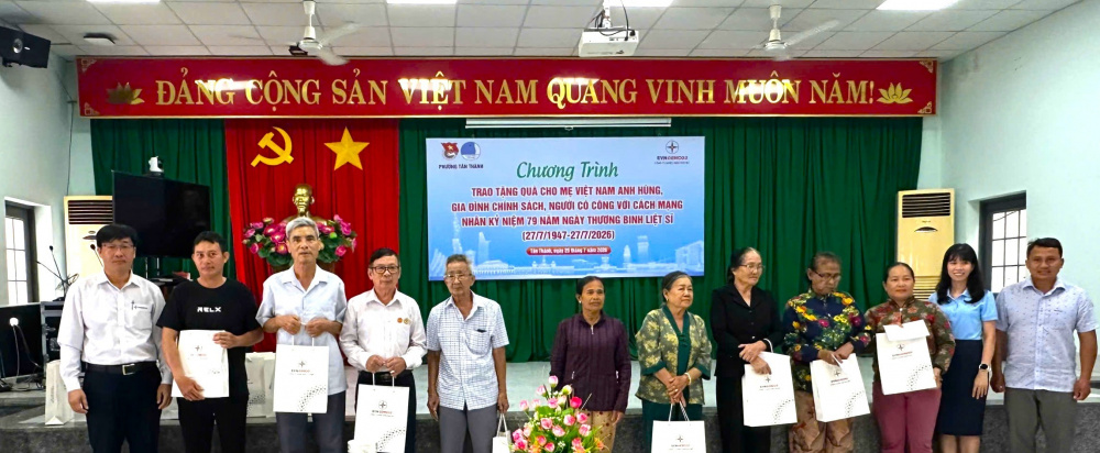 Đoàn tặng quà cho các gia đình chính sách và người có công                                             trên địa bàn Phường Tân Thành - TP.HCM