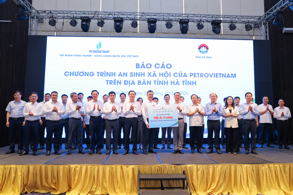 Petrovietnam trao biểu trưng hỗ trợ các hoạt động an sinh xã hội