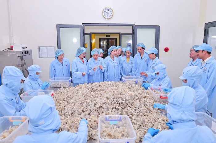 Đoàn công tác tham quan khu chế biến