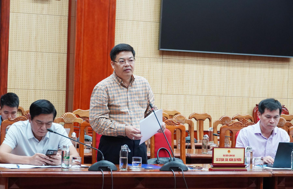 Đại diện lãnh đạo Sở Công Thương báo cáo tình hình triển khai các dự án nguồn và lưới điện trên địa bàn tỉnh 
