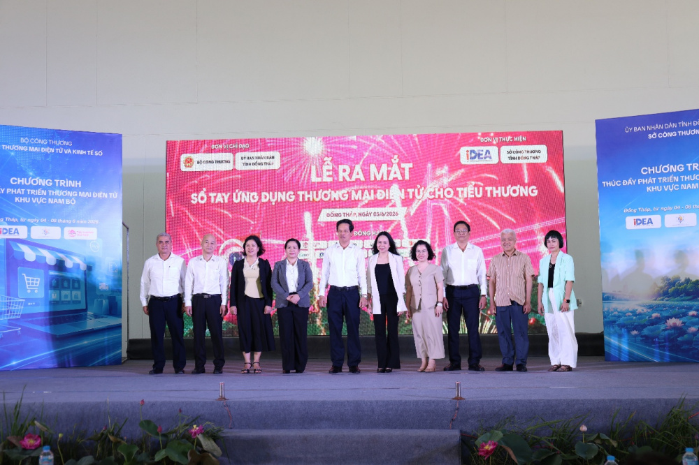 Ra mắt "Sổ tay Tiểu thương ứng dụng thương mại điện tử năm 2026"