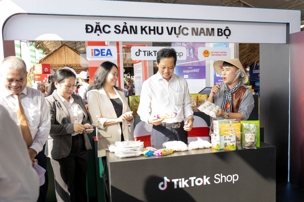 Ra mắt "Sổ tay Tiểu thương ứng dụng thương mại điện tử năm 2026"