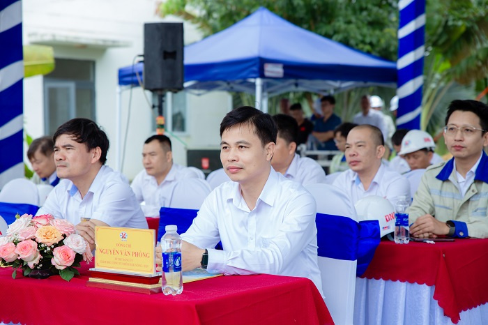 Giám đốc Công ty Nhôm Đắk Nông - TKV Nguyễn Văn Phòng cùng đại diện các phòng, phân xưởng theo dõi buổi diễn tập