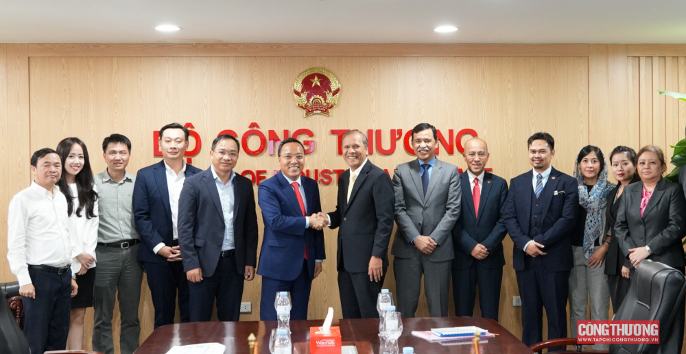 Thứ trưởng Nguyễn Hoàng Long làm việc với Tổng Thư ký Bộ Chuyển dịch Năng lượng và Chuyển đổi Nước Malaysia