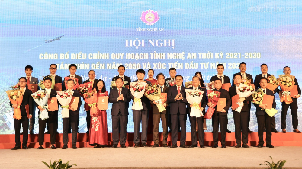 Nghệ An cần chuyển biến về chất trong mô hình phát triển- Ảnh 5. Lãnh đạo tỉnh Nghệ An trao quyết định chấp thuận chủ trương đầu tư, giấy chứng nhận đăng ký đầu tư và ký kết các biên bản ghi nhớ hợp tác với các tập đoàn, tổ chức kinh tế trong và ngoài nước - Ảnh: VGP/Thu Sa