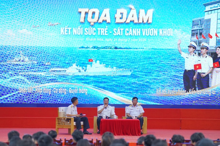 PGS.TS. Nguyễn Lê Cường Phó Hiệu trưởng Nhà trường chia sẻ tại Tọa đàm Kết nối sức trẻ - Sát cánh vươn khơi