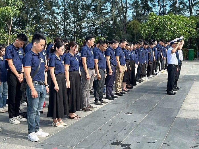 PGS.TS Nguyễn Lê Cường - Phó Hiệu trưởng Nhà trường dẫn đoàn dâng hương, dâng hoa tại Khu tưởng niệm Chiến sĩ Gạc Ma.