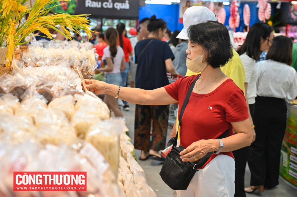 Thứ trưởng Nguyễn Sinh Nhật Tân vừa ký Quyết định số 1626/QĐ-BCT ngày 02/7/2026 của Bộ Công Thương ban hành Kế hoạch hành động của Bộ Công Thương thực hiện Chiến lược phát triển thị trường bán lẻ Việt Nam đến năm 2030, tầm nhìn đến năm 2050.