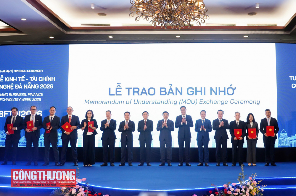 hó Thủ tướng Nguyễn Văn Thắng và các đại biểu chứng kiến TP Đà Nẵng trao các biên bản ghi nhớ quan trọng với các đối tác trong và ngoài nước