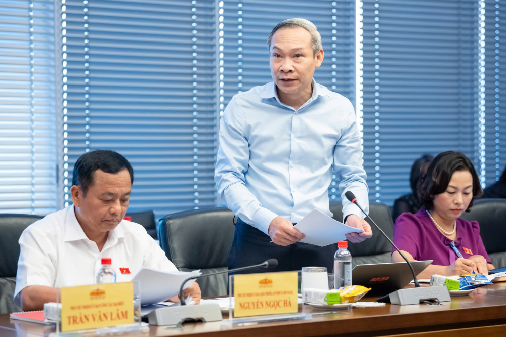 Uỷ viên là ĐBQH hoạt động chuyên trách tại Uỷ ban Kinh tế và Tài chính Phan Đức Hiếu