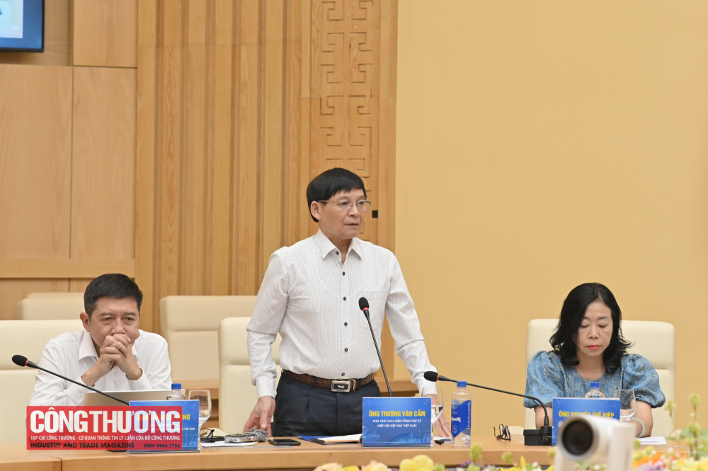 Các đại biểu trình bày tại Hội nghị