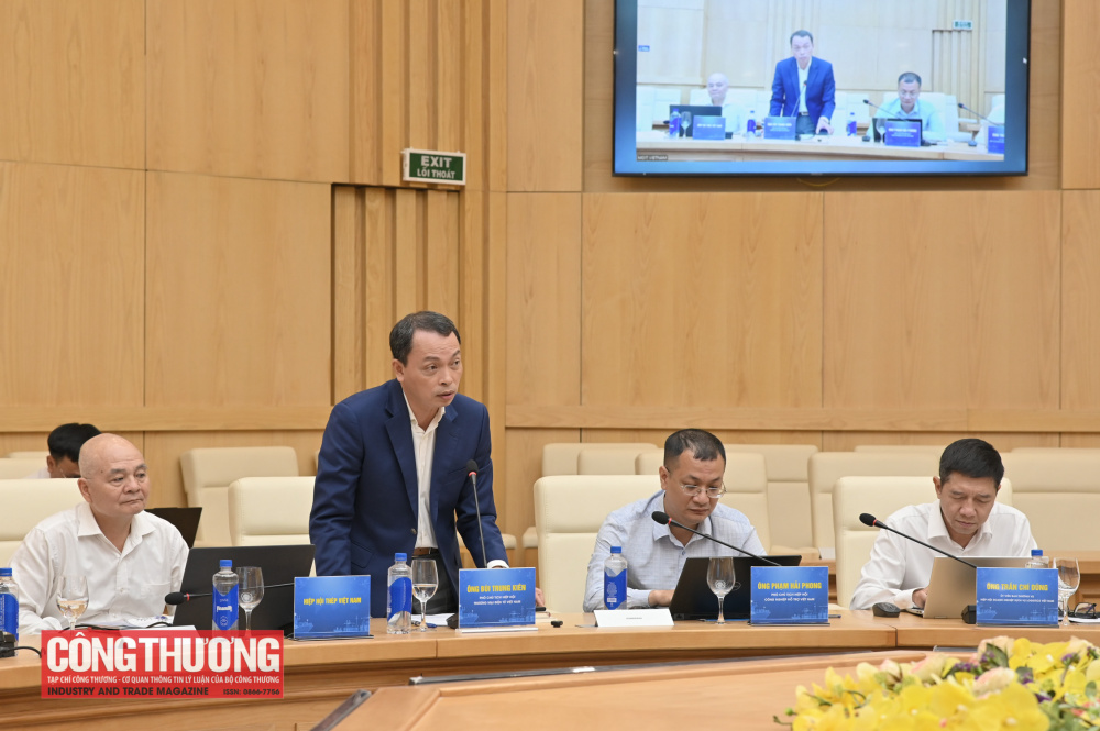 Các đại biểu trình bày tại Hội nghị
