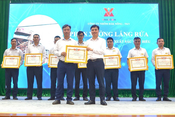 Giám đốc Công ty Nhôm Đắk Nông - TKV Nguyễn Văn Phòng trao tặng Giấy khen cho các tập thể có thành tích xuất sắc