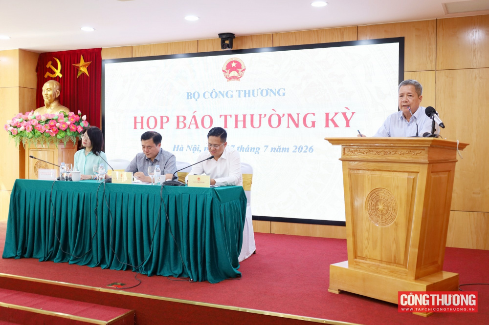 Ông Bùi Quốc Hùng - Phó Cục trưởng Cục Điện lực, Bộ Công Thương trả lời câu hỏi của phóng viên về phát triển điện mặt trời mái nhà và hệ thống lưu trữ năng lượng