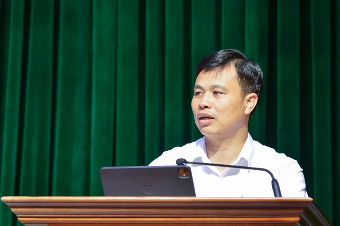 Bí thư Đảng ủy, Giám đốc Công ty Nhôm Đắk Nông - TKV Nguyễn Văn Phòng phát biểu tại hội nghị
