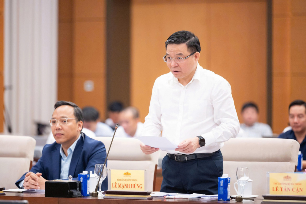 Bộ trưởng Bộ Công Thương Lê Mạnh Hùng trình bày Tờ trình tại Phiên họp