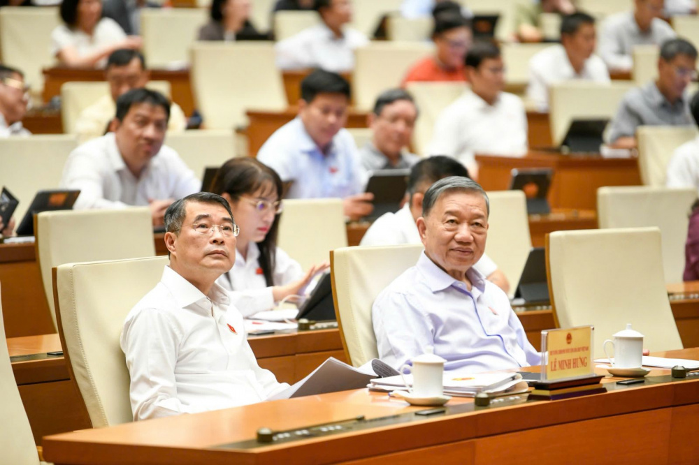 Tổng Bí thư, Chủ tịch nước Tô Lâm và Thủ tướng Chính phủ Lê Minh Hưng dự phiên thảo luận tại hội trường về Luật Dầu khí (sửa đổi)