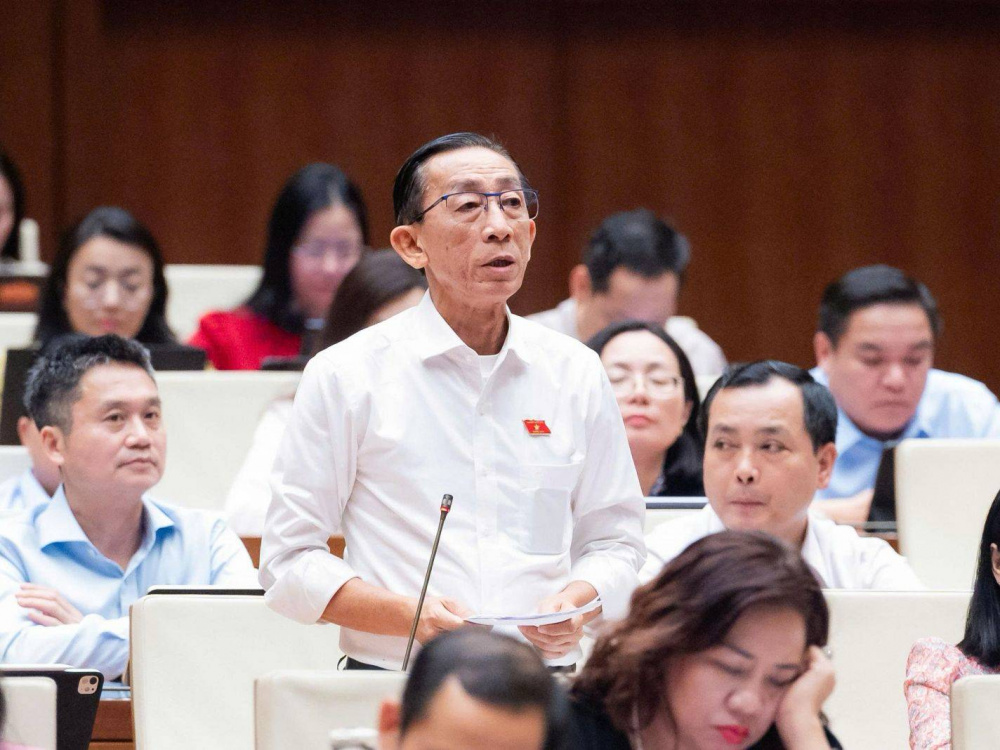 Các đại biểu Quốc hội thảo luận tại Hội trường về Luật Dầu khí (sửa đổi)