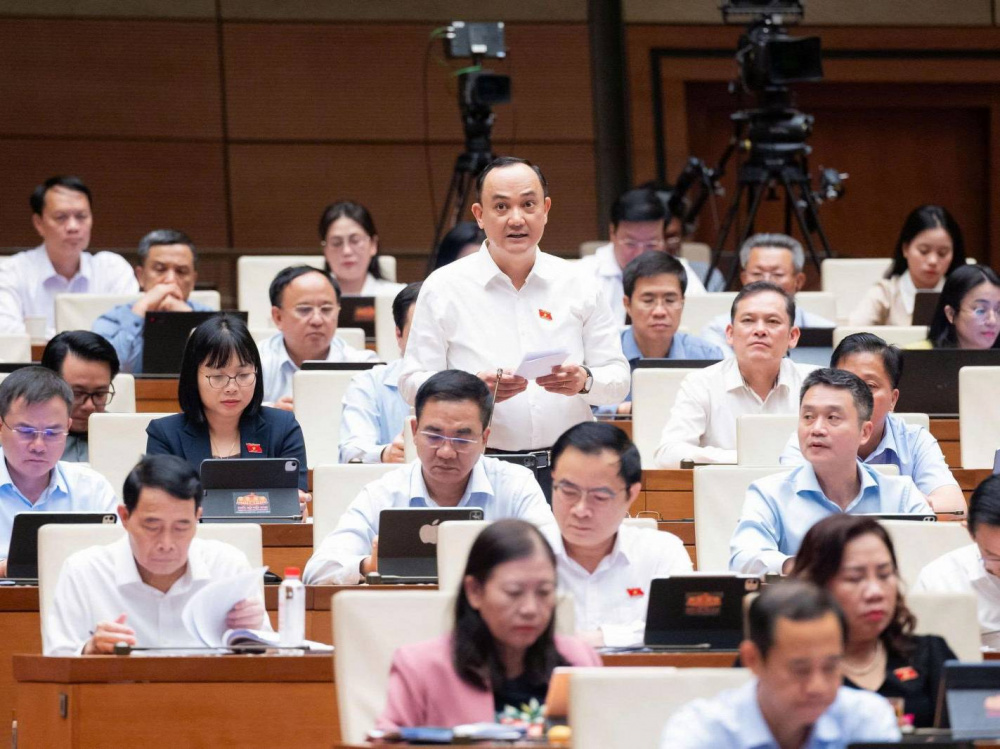 Các đại biểu Quốc hội thảo luận tại Hội trường về Luật Dầu khí (sửa đổi)