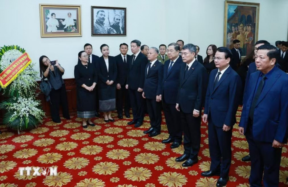 thủ tướng viếng đồng chí Lào