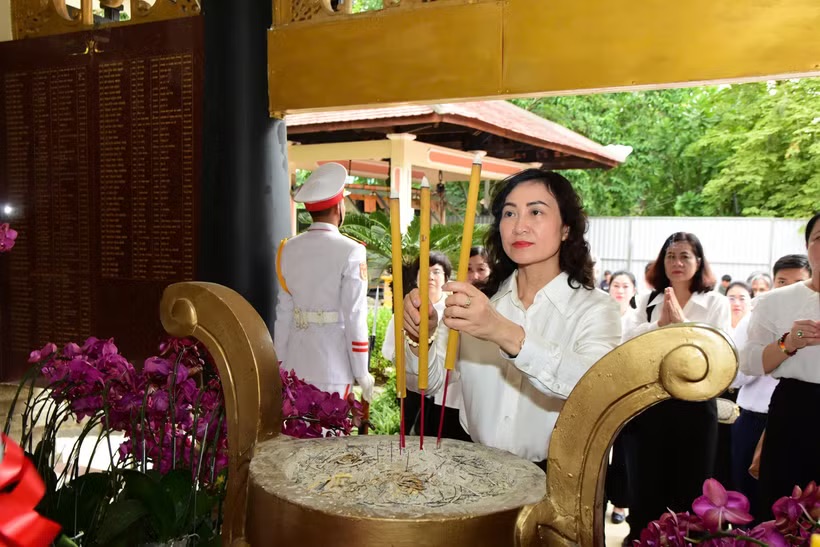 Thứ trưởng Phan Thị Thắng thăm, động viên lực lượng tìm kiếm hài cốt liệt sĩ tại Công viên Lê Thị Riêng