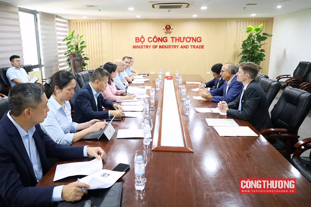 Thứ trưởng Phan Thị Thắng tiếp và làm việc với đoàn công tác của Tổ chức Khu kinh tế tự do thế giới (WFZO)