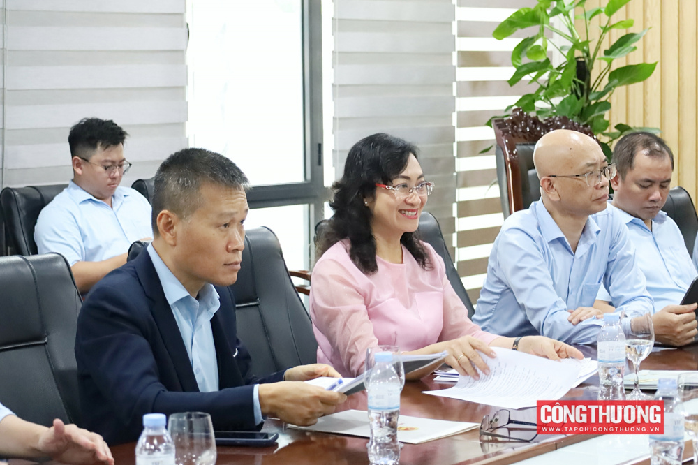 Thứ trưởng Phan Thị Thắng tiếp và làm việc với đoàn công tác của Tổ chức Khu kinh tế tự do thế giới (WFZO)