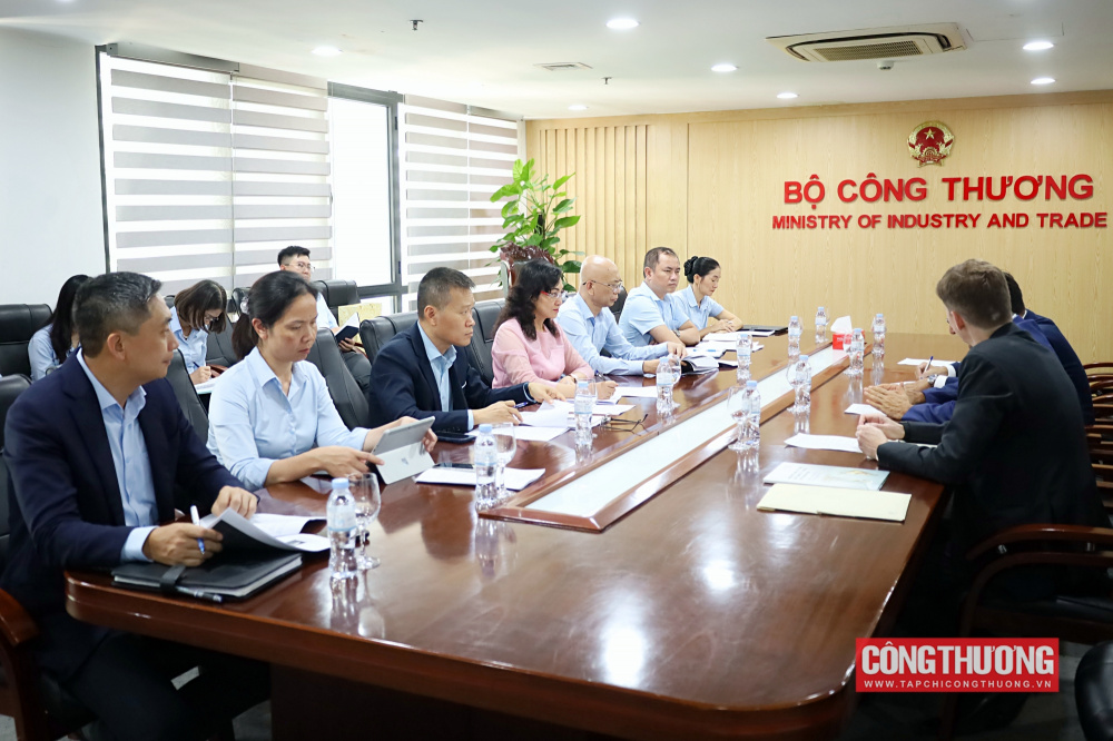 Thứ trưởng Phan Thị Thắng tiếp và làm việc với đoàn công tác của Tổ chức Khu kinh tế tự do thế giới (WFZO)