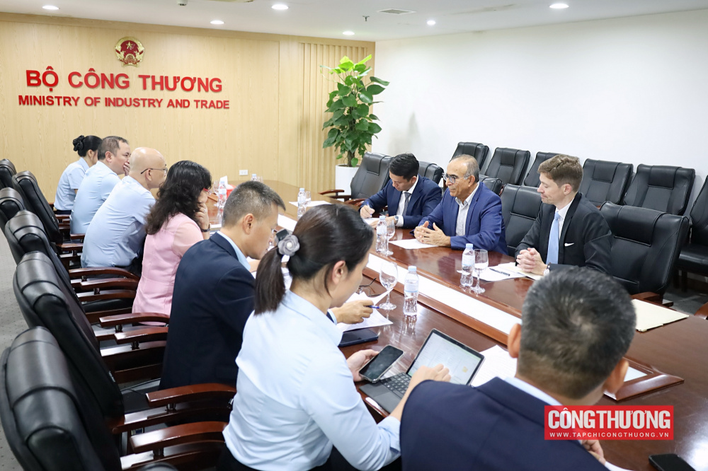 Thứ trưởng Phan Thị Thắng tiếp và làm việc với đoàn công tác của Tổ chức Khu kinh tế tự do thế giới (WFZO)
