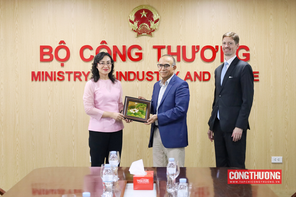 Thứ trưởng Phan Thị Thắng tiếp và làm việc với đoàn công tác của Tổ chức Khu kinh tế tự do thế giới (WFZO)