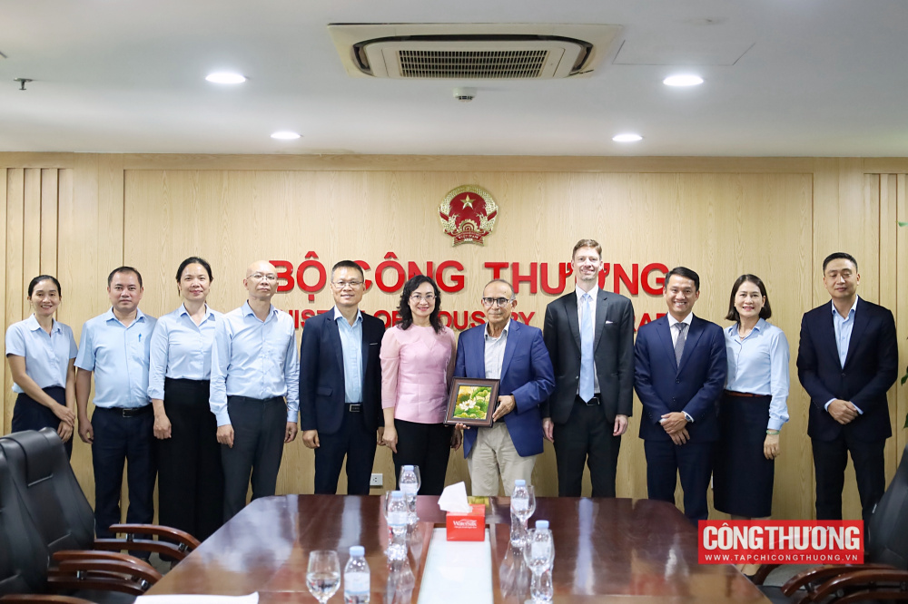 Thứ trưởng Phan Thị Thắng tiếp và làm việc với đoàn công tác của Tổ chức Khu kinh tế tự do thế giới (WFZO)