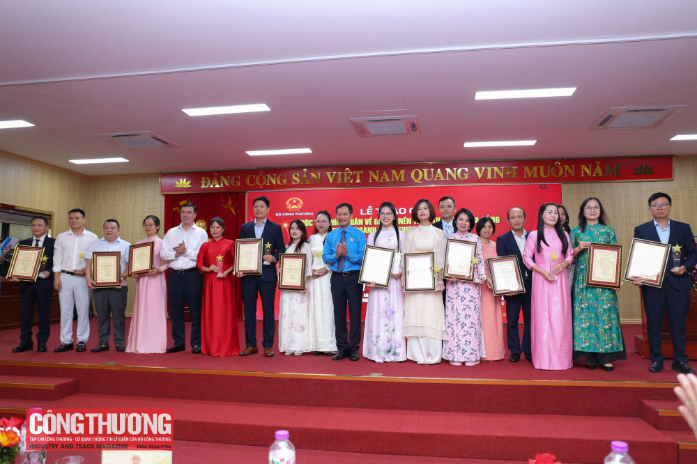 Chiều 12/8/2026, tại Hà Nội, Bộ Công Thương tổ chức Lễ trao giải Cuộc thi chính luận về bảo vệ nền tảng tư tưởng của Đảng trong ngành Công Thương năm 2026.